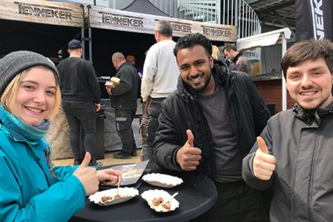 consumer events rheinschliff eventagentur mönchengladbach Menschen schauen glücklich in die Kamera bei Grillevent und zeigen Daumen hoch