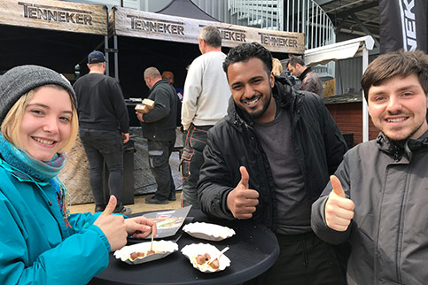 consumer events rheinschliff eventagentur mönchengladbach Menschen schauen glücklich in die Kamera bei Grillevent und zeigen Daumen hoch